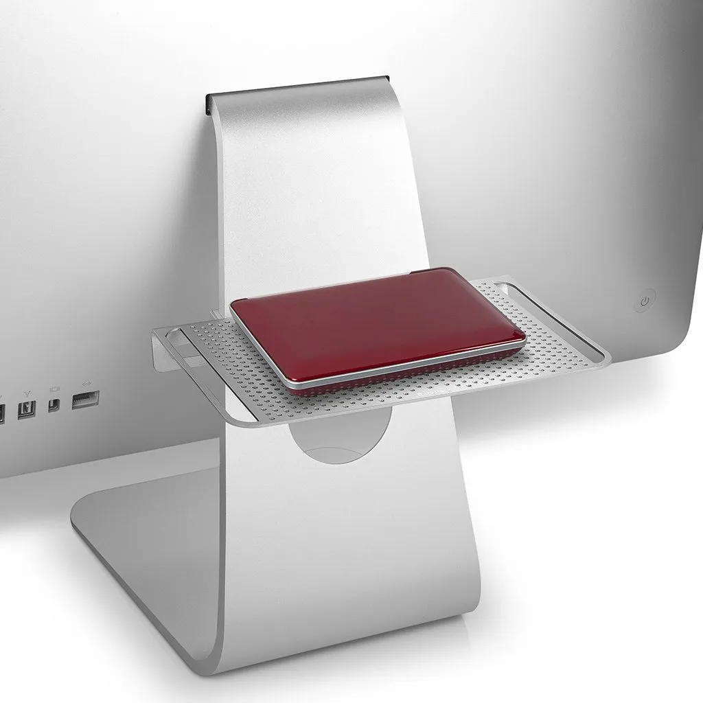 Snygg aluminiumhylla Twelve South BackPack 3 fäst vid en iMac och ger dold förvaring för tekniktillbehör.