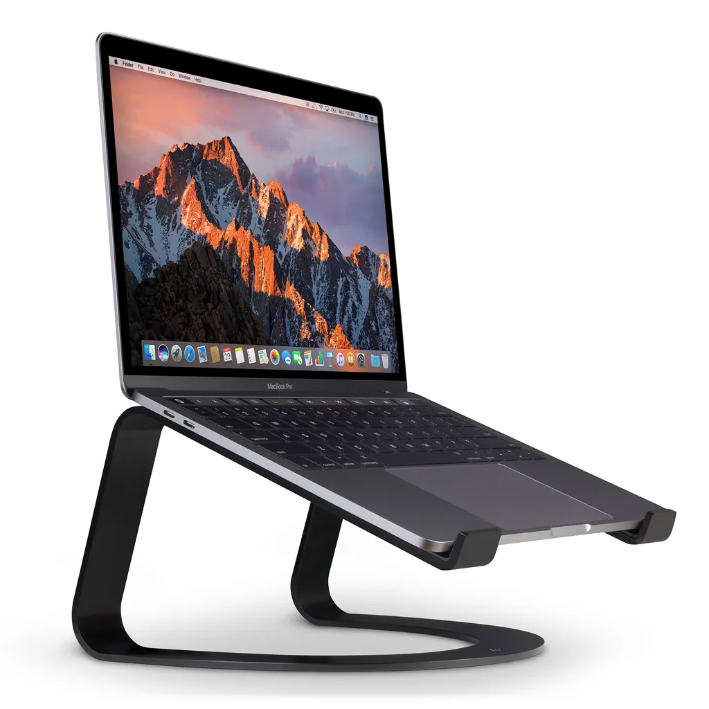 Matt svart Twelve South Curve ergonomiskt stativ som lyfter en MacBook för förbättrad komfort, luftflöde och spektakulär estetik på arbetsplatsen.