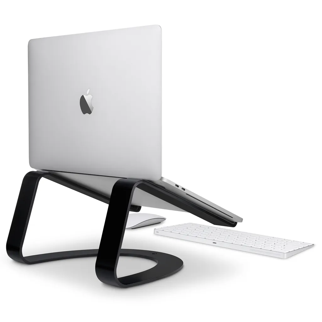 Matt svart Twelve South Curve MacBook-stativ utformat för ergonomisk komfort och överlägset luftflöde, perfekt för installationer med dubbla skärmar.