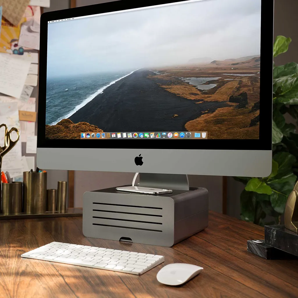 Elegant Twelve South HiRise Pro-stativ som lyfter upp en iMac på ett modernt skrivbord, förbättrar ergonomin och ger dold förvaring.