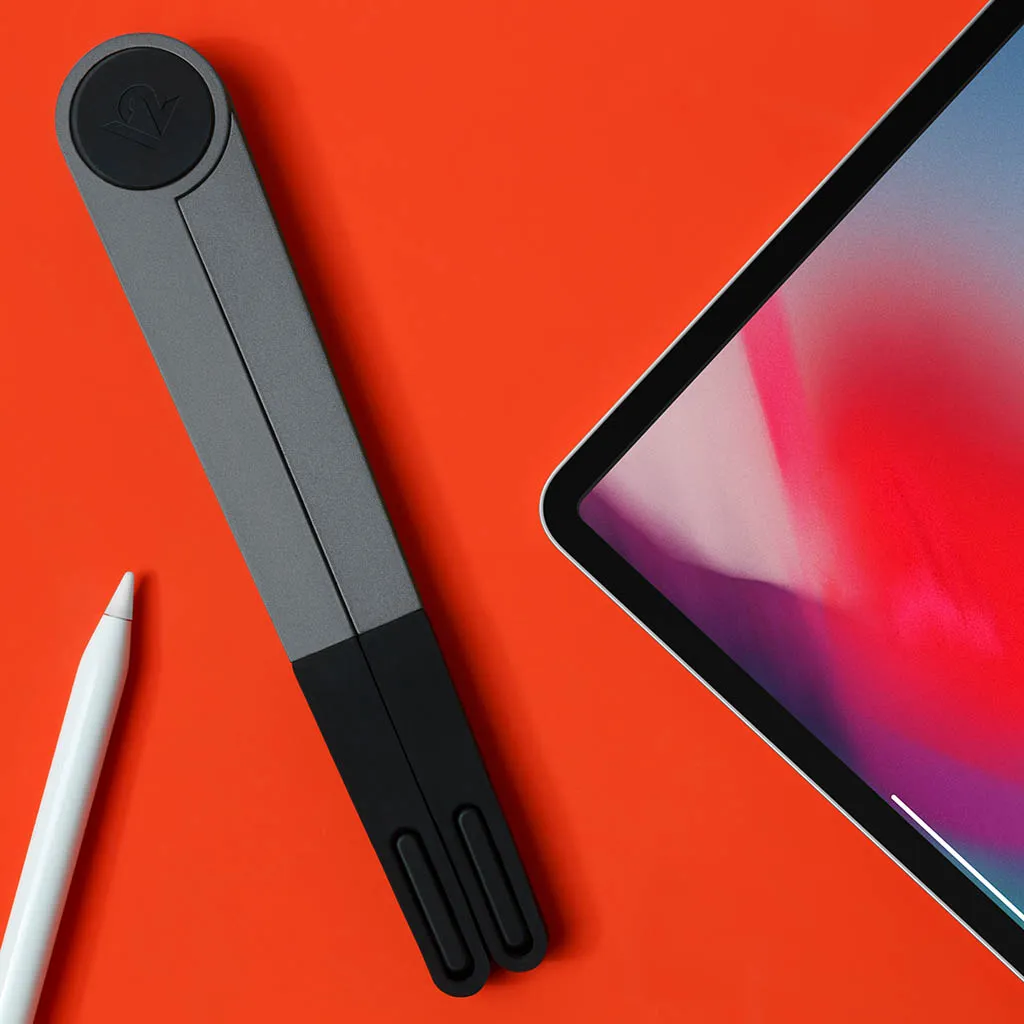 Det mångsidiga stativet Twelve South Compass Pro håller en iPad i en bekväm skissvinkel på ett skrivbord.