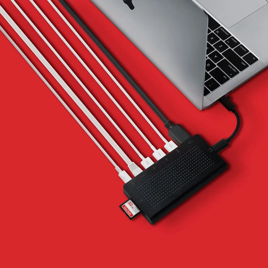 Använd Twelve South StayGo USB-C Hub för att ansluta flera enheter och hantera kablar på en städad arbetsyta.