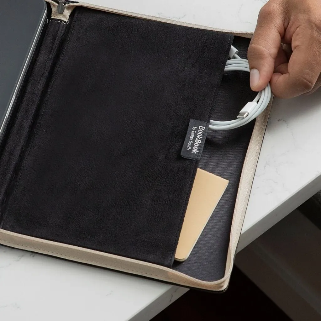 Snyggt BookBook-läderfodral för iPad Pro 11 2020, ger robust skydd och en antik bokliknande förklädnad.