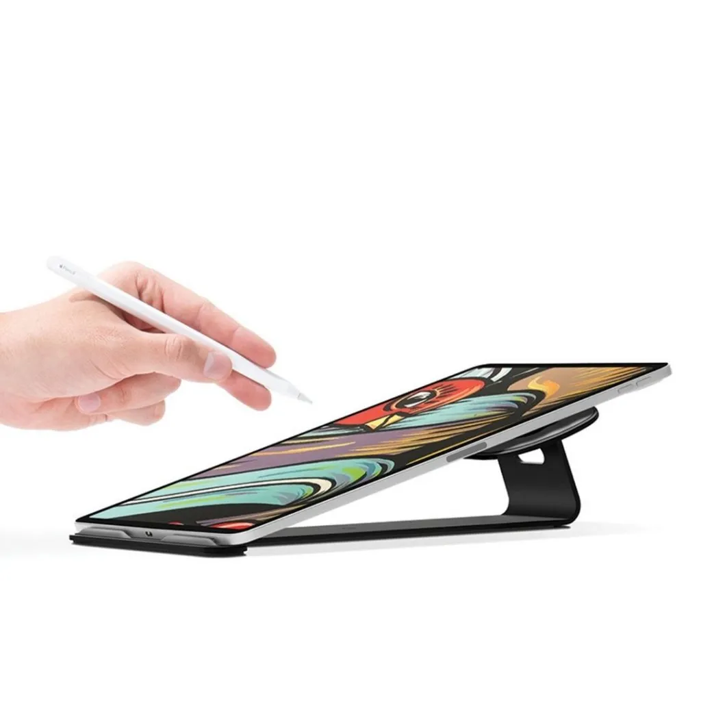 Twelve South ParcSlope2-stativ som höjer en MacBook för bekväm visning och vinklar en iPad för skissning på skrivbordet.