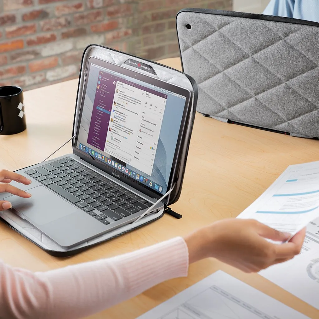 Snygg Twelve South SuitCase med quiltad utsida som ger ett hållbart skydd för 15"/16" MacBook Pro/Air.