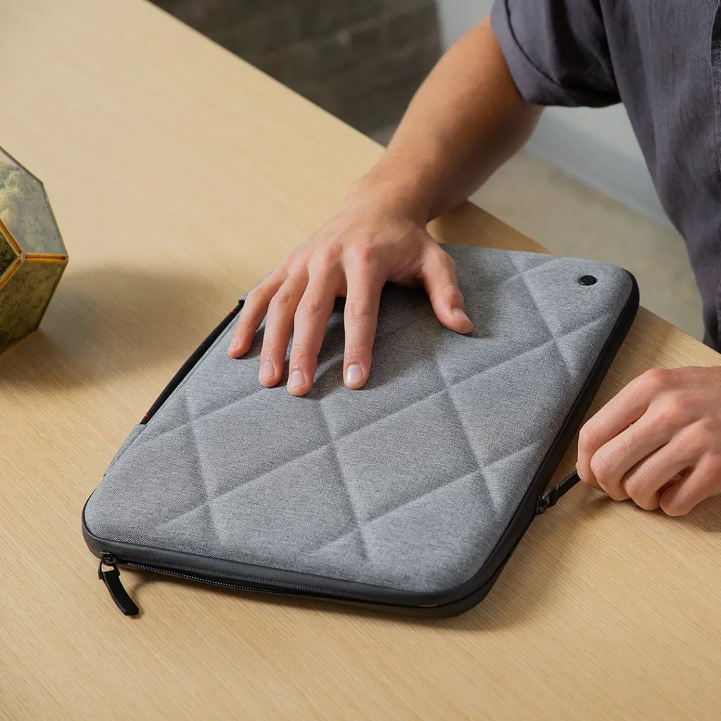 En elegant Twelve South SuitCase med quiltad utsida och läderhandtag som ger ett elegant skydd för en 15"/16" MacBook Pro/Air.