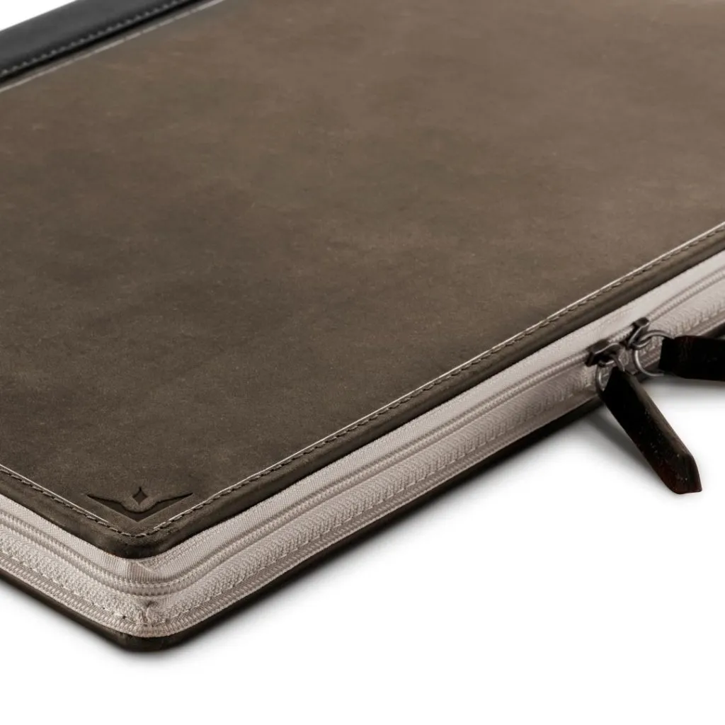 Snyggt Twelve South BookBook-läderfodral för 13" MacBook Pro med sexsidigt skydd och en vintage bokförklädnad.