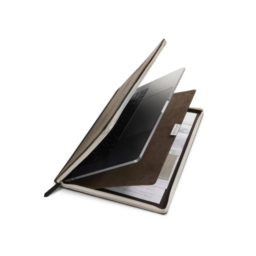 Handgjort Twelve South BookBook-läderfodral för 13-tums MacBook Pro med skydd, stil och dokumentförvaring.
