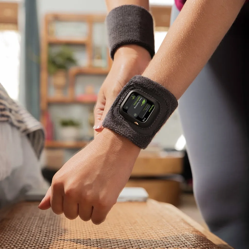 Bär ett bekvämt Twelve South ActionBand när du tränar, kompatibelt med Apple Watch Series 4-8 och SE.