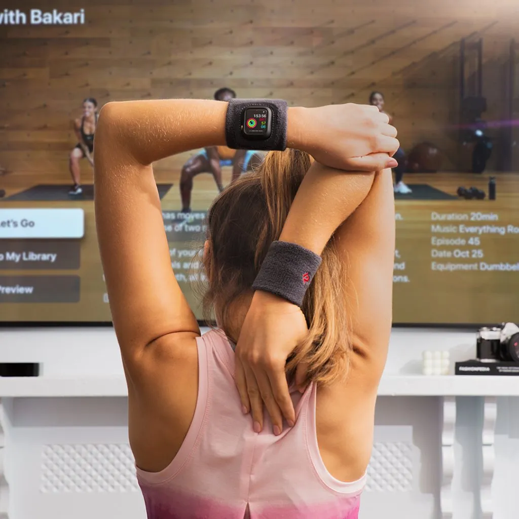 Sportig person som bär det bekväma och stretchiga Twelve South ActionBand och tränar med en Apple Watch Series 6 på handleden.