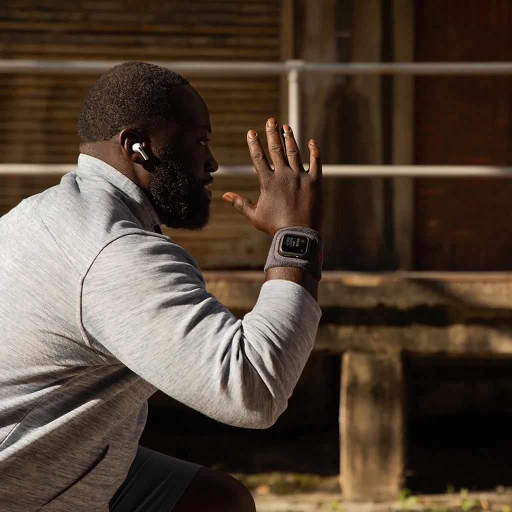 Person som tränar med Twelve South ActionBand på sin Apple Watch och njuter av en bekväm och svettfri träningsrutin.