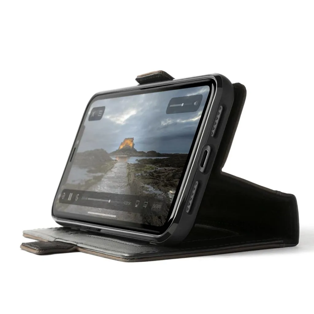 Twelve South BookBook brunt läderfodral för iPhone 13 med MagSafe-kompatibilitet, plånboksfunktion och visningsstativ.