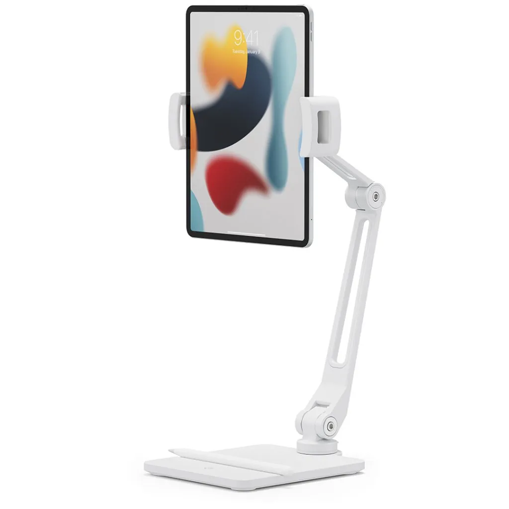 Man använder Twelve South HoverBar Duo Snap vitt stativ med justerbar arm för iPad på kontorsbord.