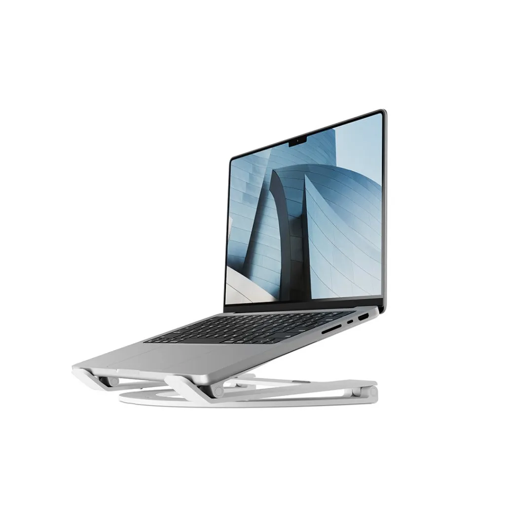 Matt svart Twelve South Curve Flex justerbart MacBook-stativ, upphöjt för ergonomiskt skrivande och videosamtal.