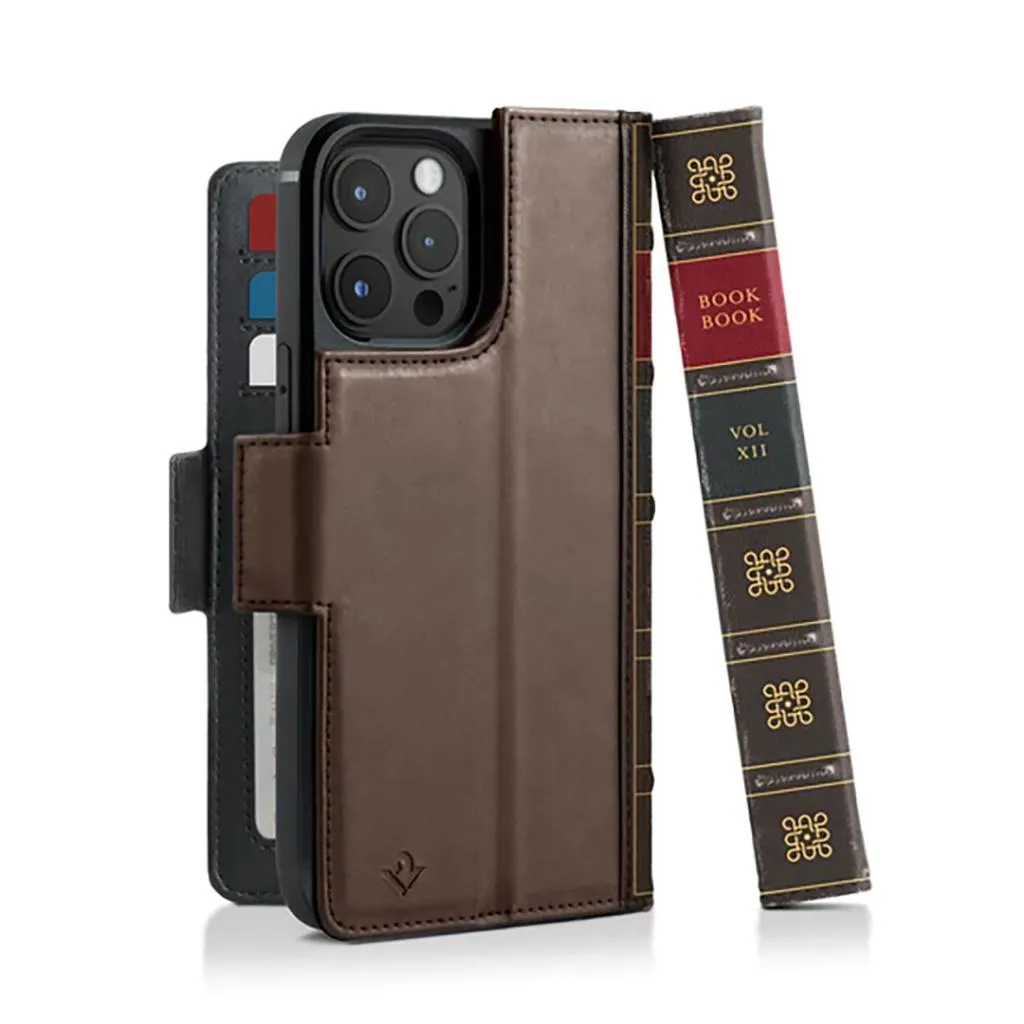 Brown Twelve South BookBook med MagSafe, ett elegant allt-i-ett fodral, plånbok och visningsställ i läder för iPhone 14 Pro Max.