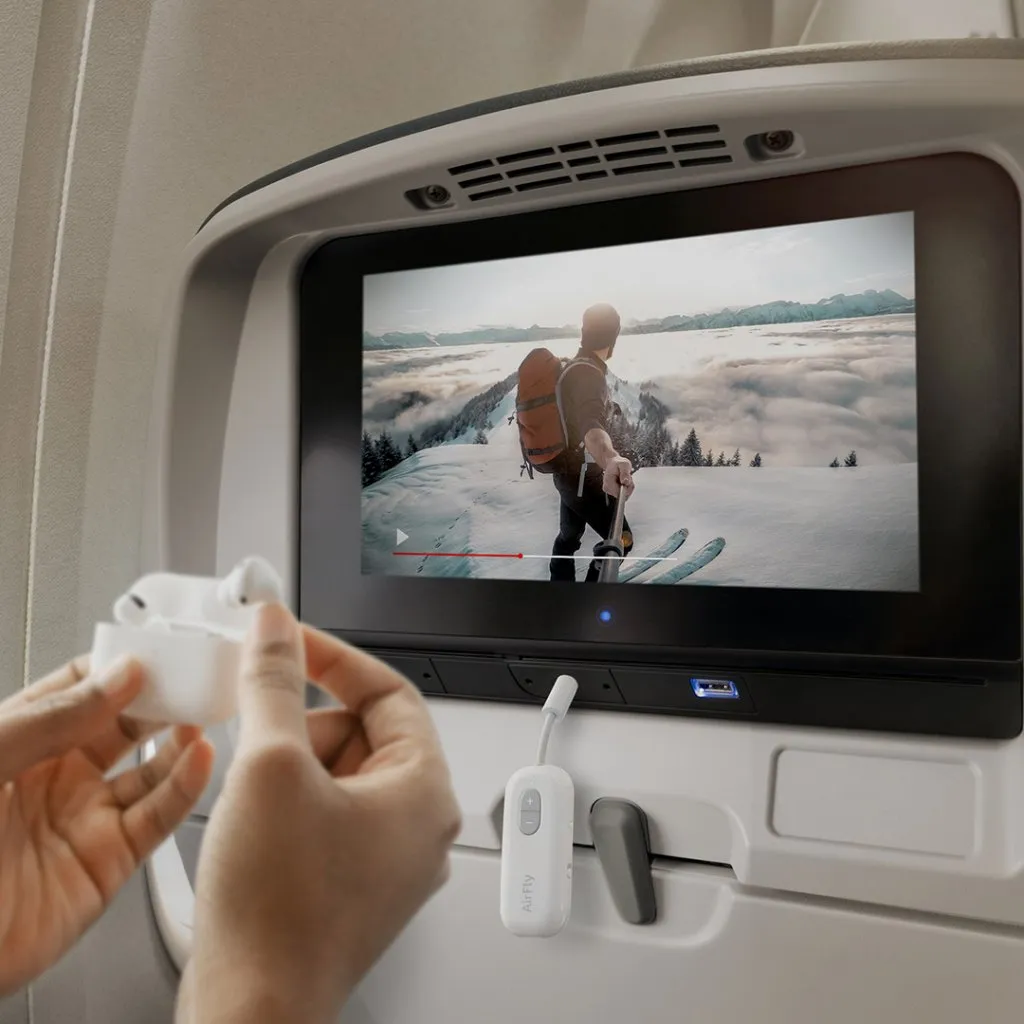 Använder Twelve South AirFly SE trådlös sändare för att ansluta mina hörlurar till ett flygplans hörlursuttag.