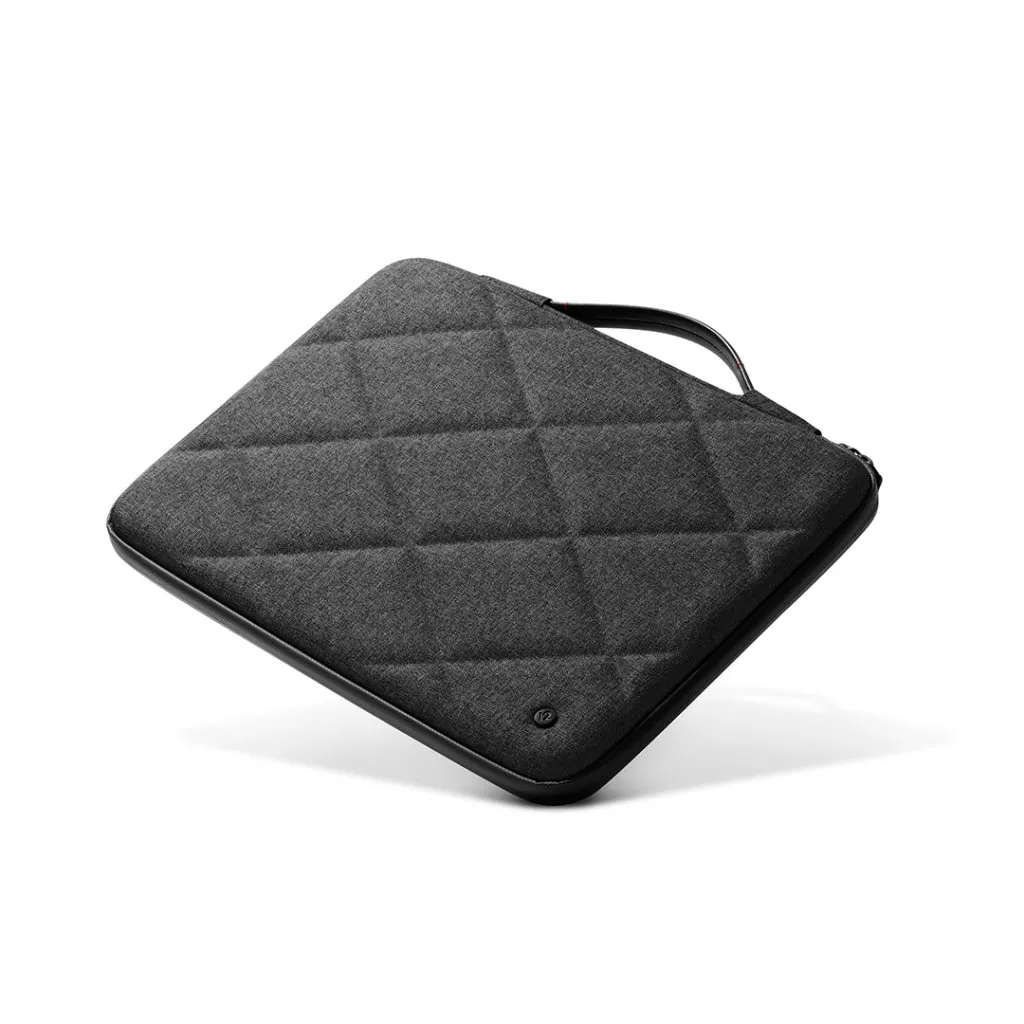 Snygg Twelve South SuitCase för MacBook Pro 14" med quiltad design, skyddande hårt skal och elegant läderhandtag.