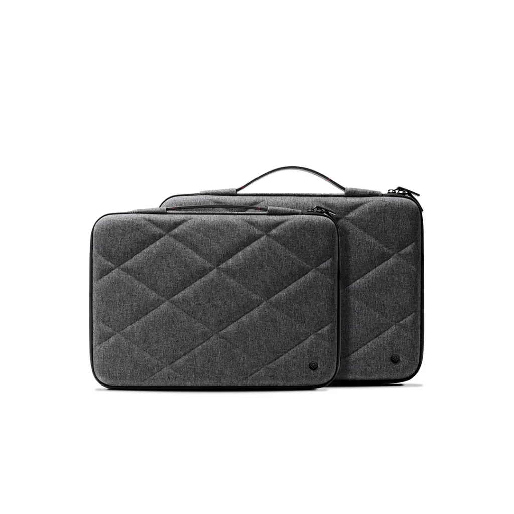 Twelve South SuitCase för MacBook Pro 14-tum med termoformat skal, quiltad utsida i textil och handtag i läder.