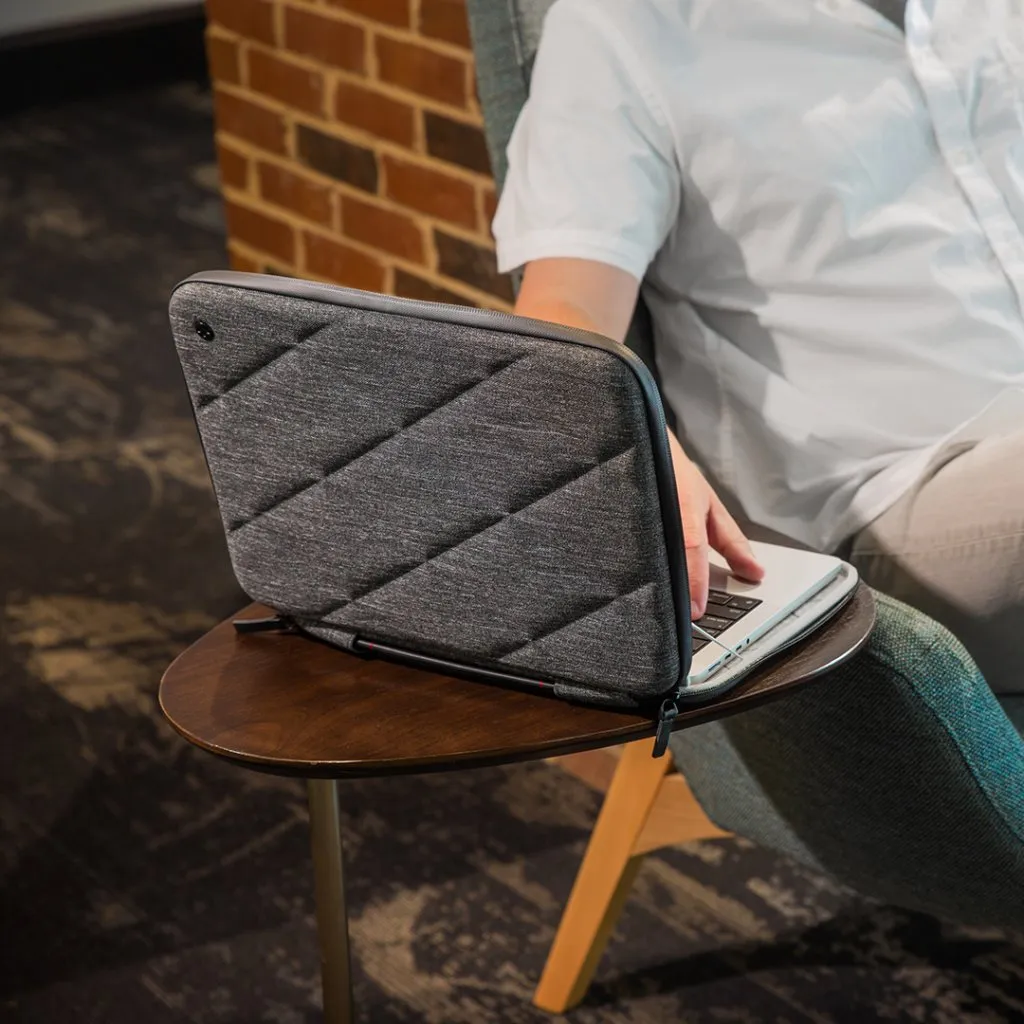 Chic Twelve South SuitCase för MacBook Pro 16" med quiltat tyg och läderhandtag för eleganta och skyddande resor.