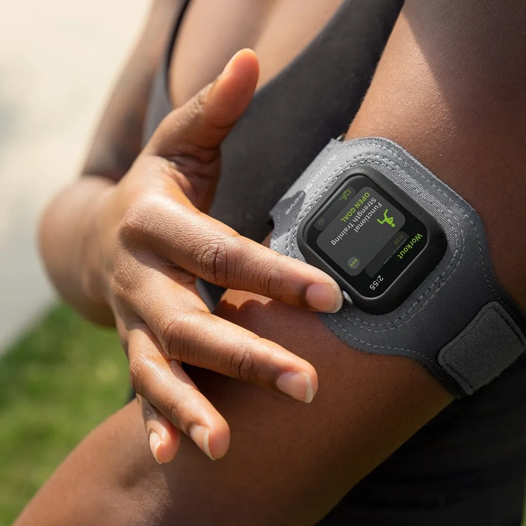 Träna med Twelve South ActionSleeve för Apple Watch, som ger flexibilitet, komfort och precision vid aktivitetsmätning.