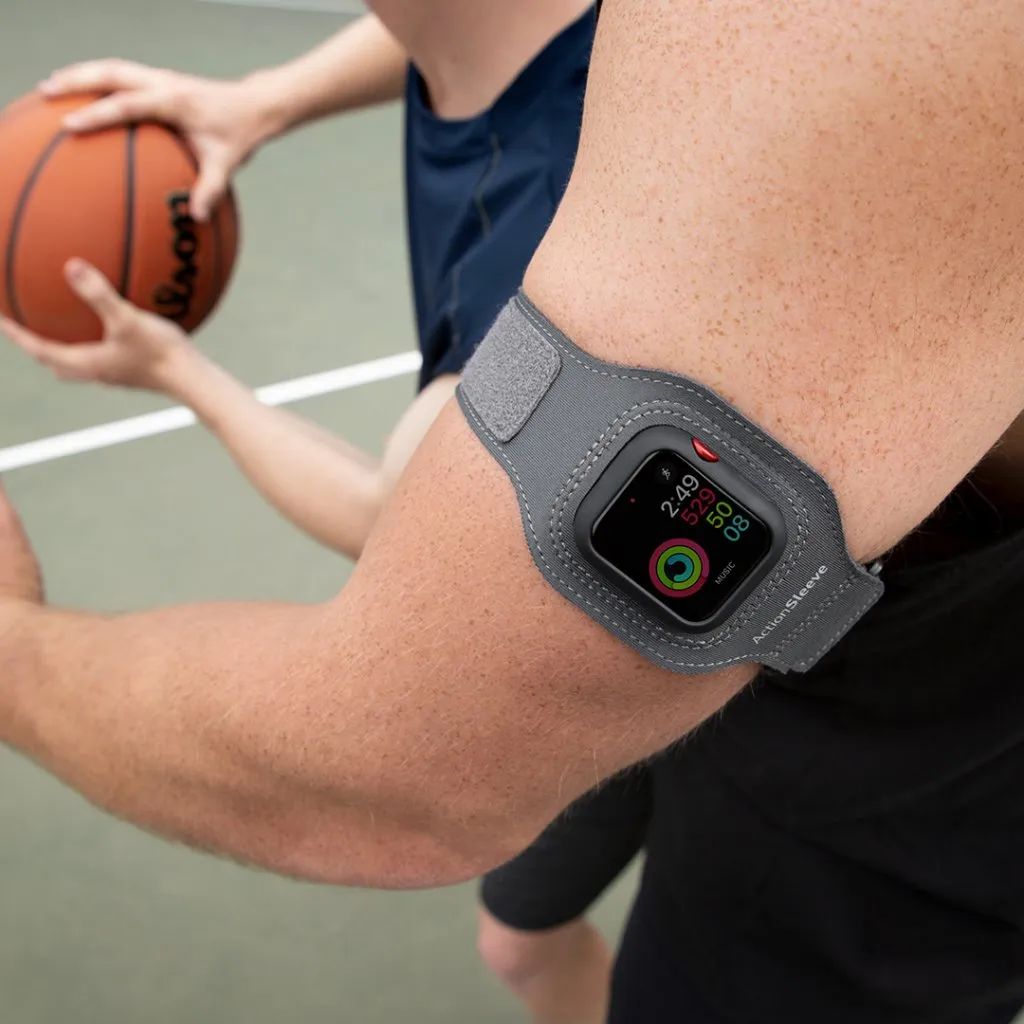 Träna med Twelve South ActionSleeve för Apple Watch 45 mm, som ger flexibla bärpositioner och exakt träningsregistrering.