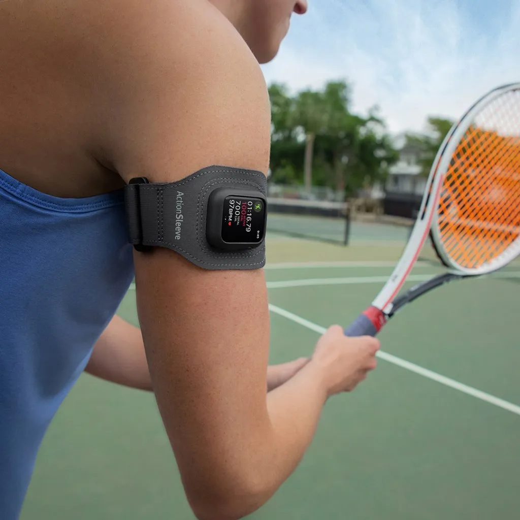 Aktiv person som bär Twelve South ActionSleeve för 45 mm Apple Watch under ett träningspass för effektiv träning och pulsmätning.
