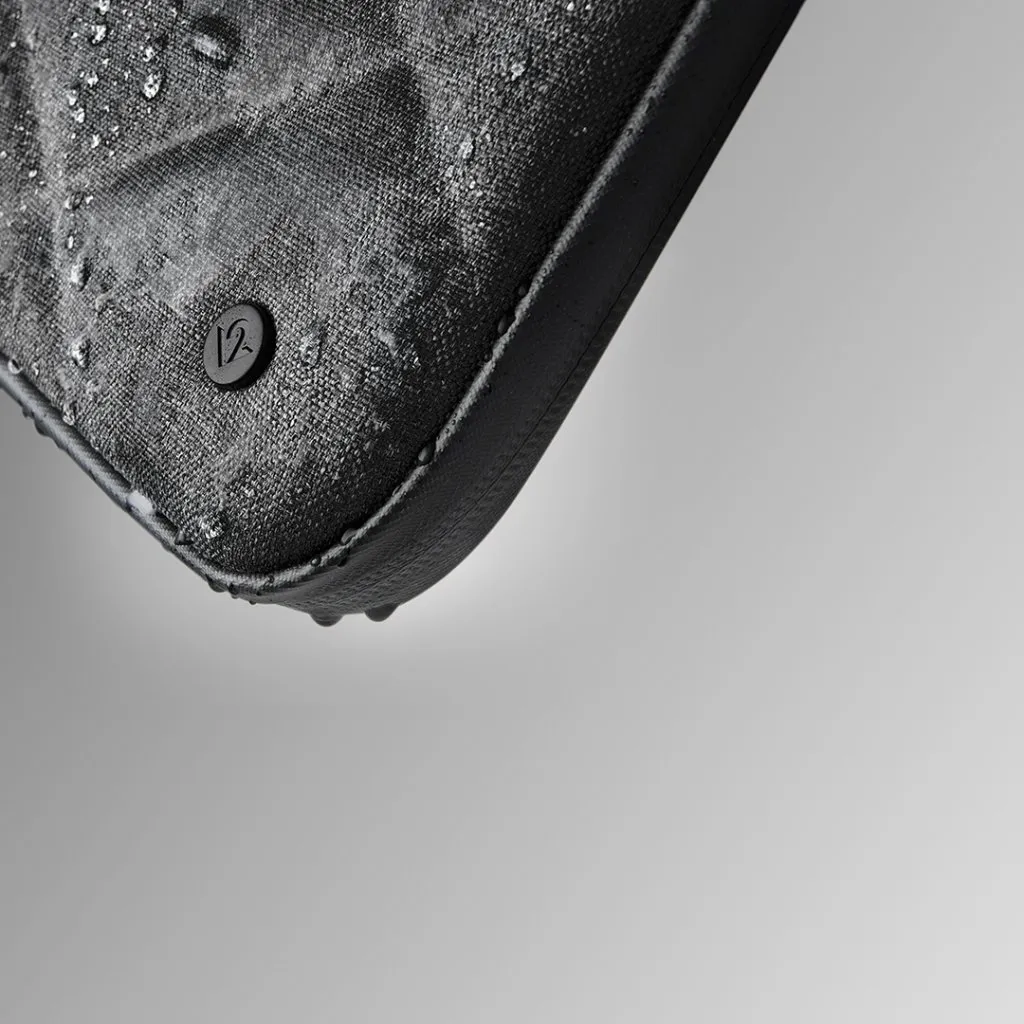 Snygg Twelve South SuitCase i quiltad design som skyddar MacBook Pro/Air 13" M2 med slitstark, väderbeständig utsida.