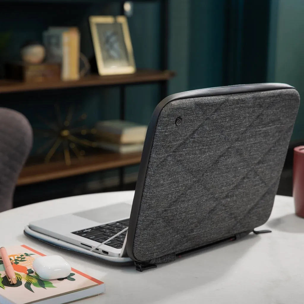 Snyggt Twelve South SuitCase för MacBook Pro/Air 13" (M2) i quiltad twill som erbjuder oslagbart skydd och bekvämlighet.