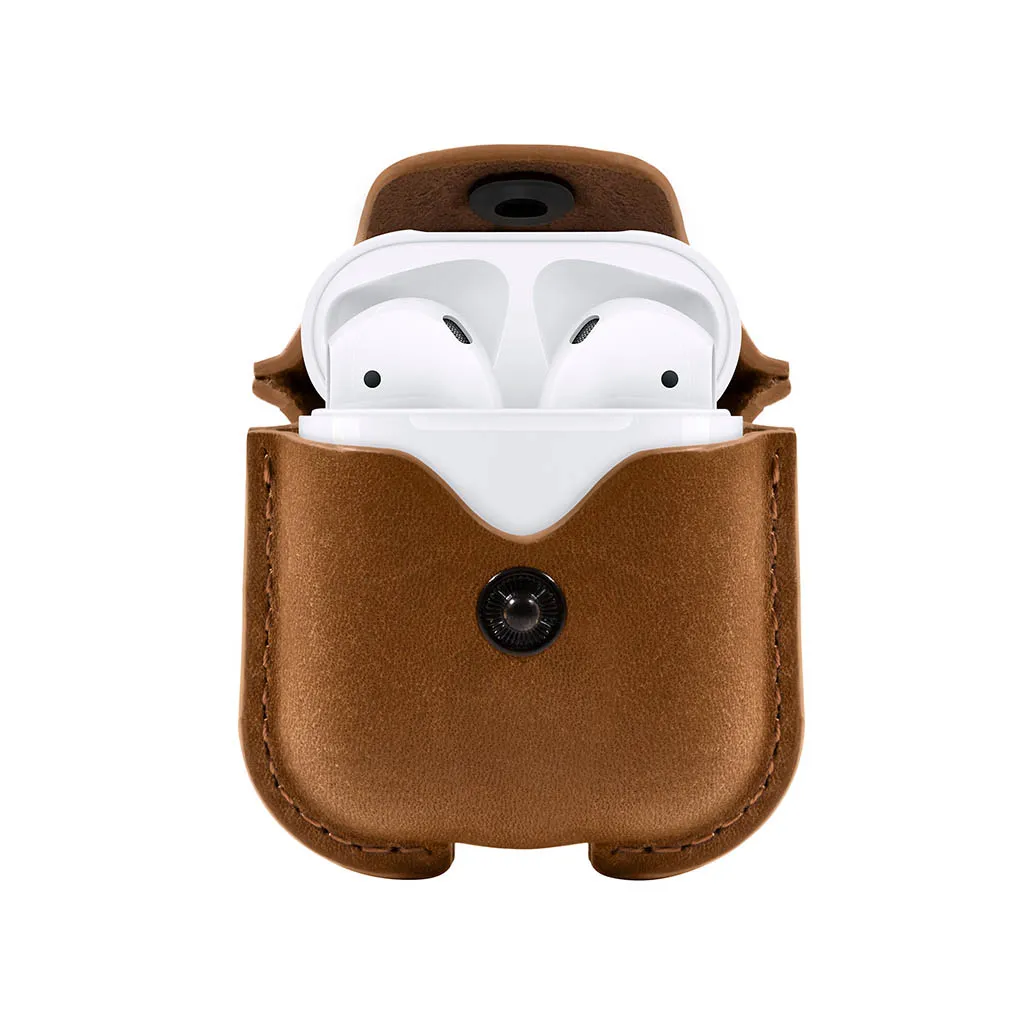 Snyggt konjaksfärgat Twelve South AirSnap-läderfodral som skyddar Apple AirPods och fästs på en ryggsäck med det integrerade clipset.