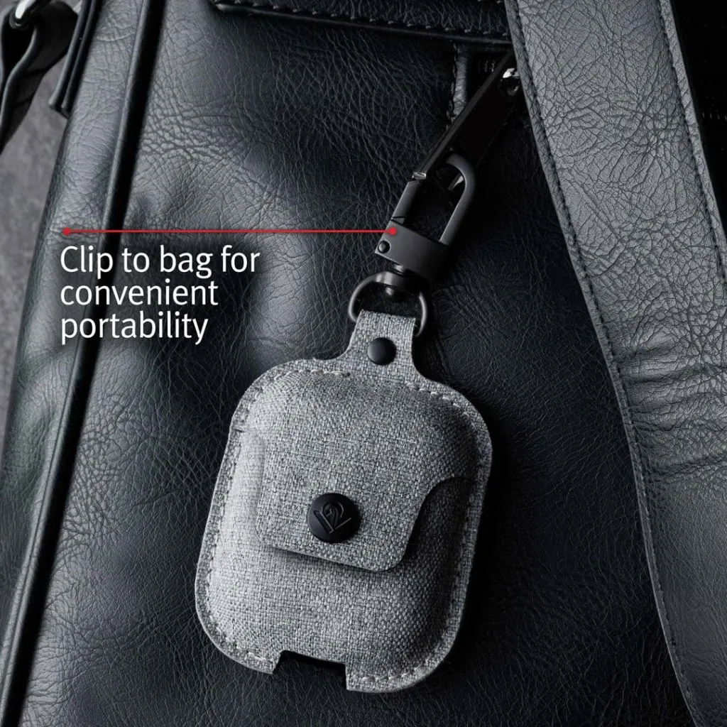 AirSnap-fodral i ljusgrå twill med säker förvaring av Apple AirPods och praktiskt fäste för enkel åtkomst till ryggsäcken.