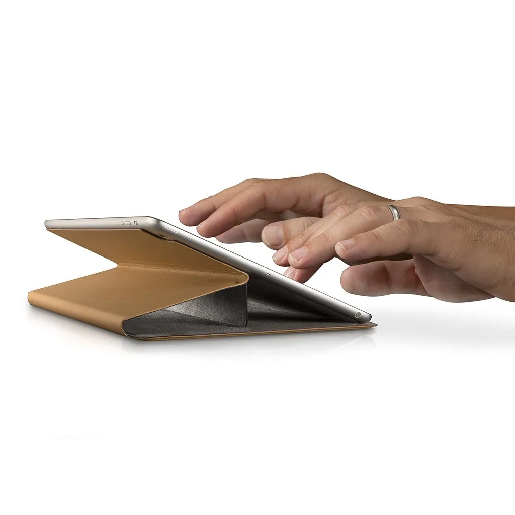 Lyxigt Twelve South SurfacePad läderfodral för iPad Air Pro 9,7" i kamelfärg som visar upp sin slimmade design och premiumkvalitet.