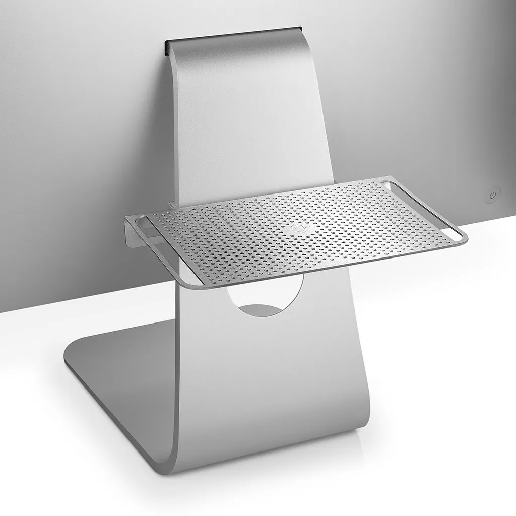 Elegant Black Twelve South BackPack 3 hylla fäst vid en iMac för att optimera skrivbordsutrymmet och organisera kablar.