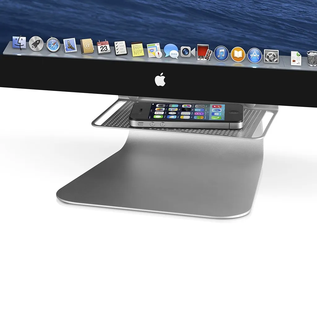Snygg svart Twelve South BackPack 3 hylla fäst på en iMac, med plats för hårddiskar och USB-tillbehör.