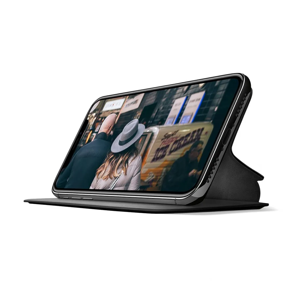 Black Twelve South SurfacePad för iPhone XS, en tunn jacka i nappaläder med två kortplatser och ett inbyggt stativ.