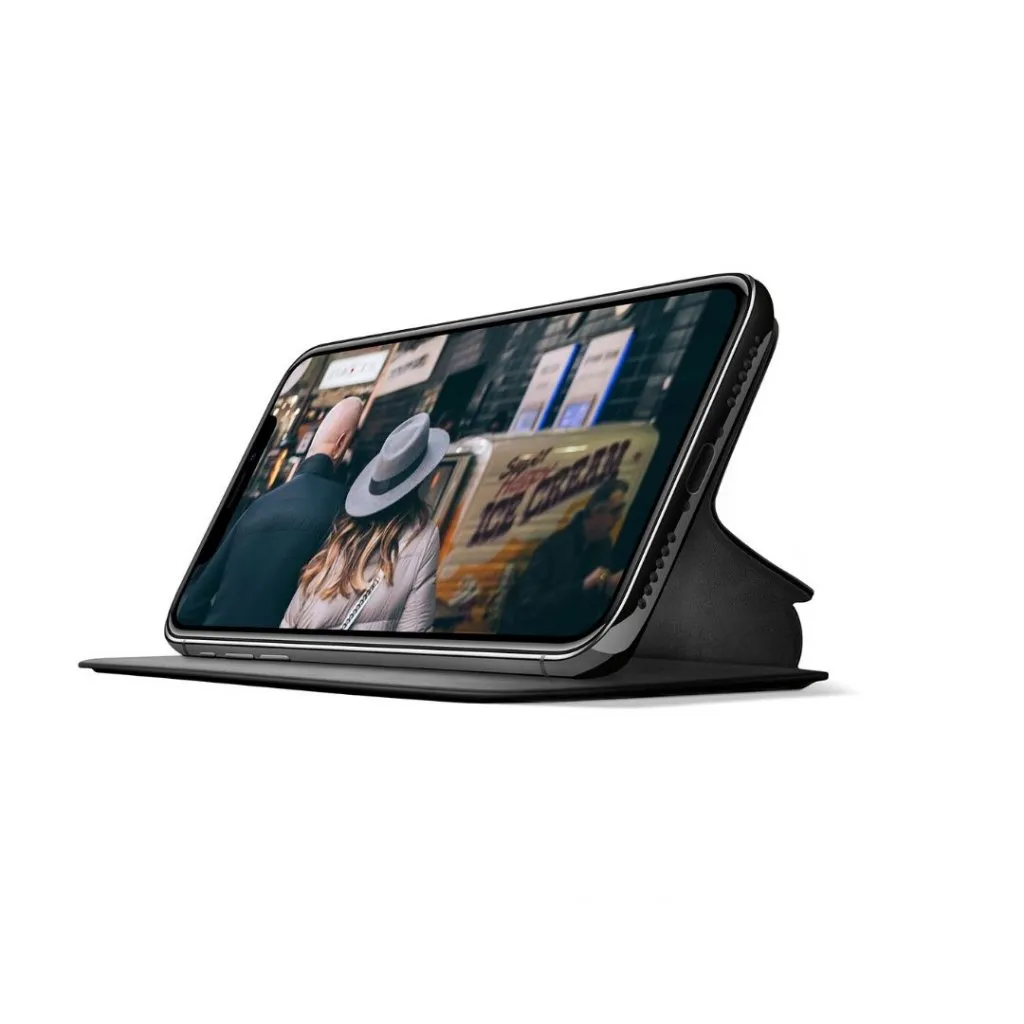 Svart Twelve South SurfacePad för 11 Pro Max med en snygg, tunn läderdesign med kortfack och stativ.
