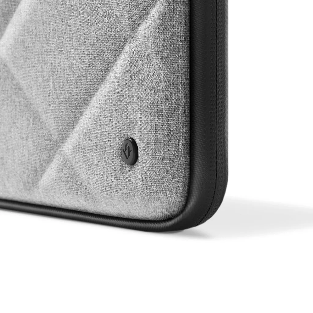 Elegant Twelve South SuitCase för MacBook Pro/Air 13" med quiltad utsida, skyddande skal och läderhandtag.