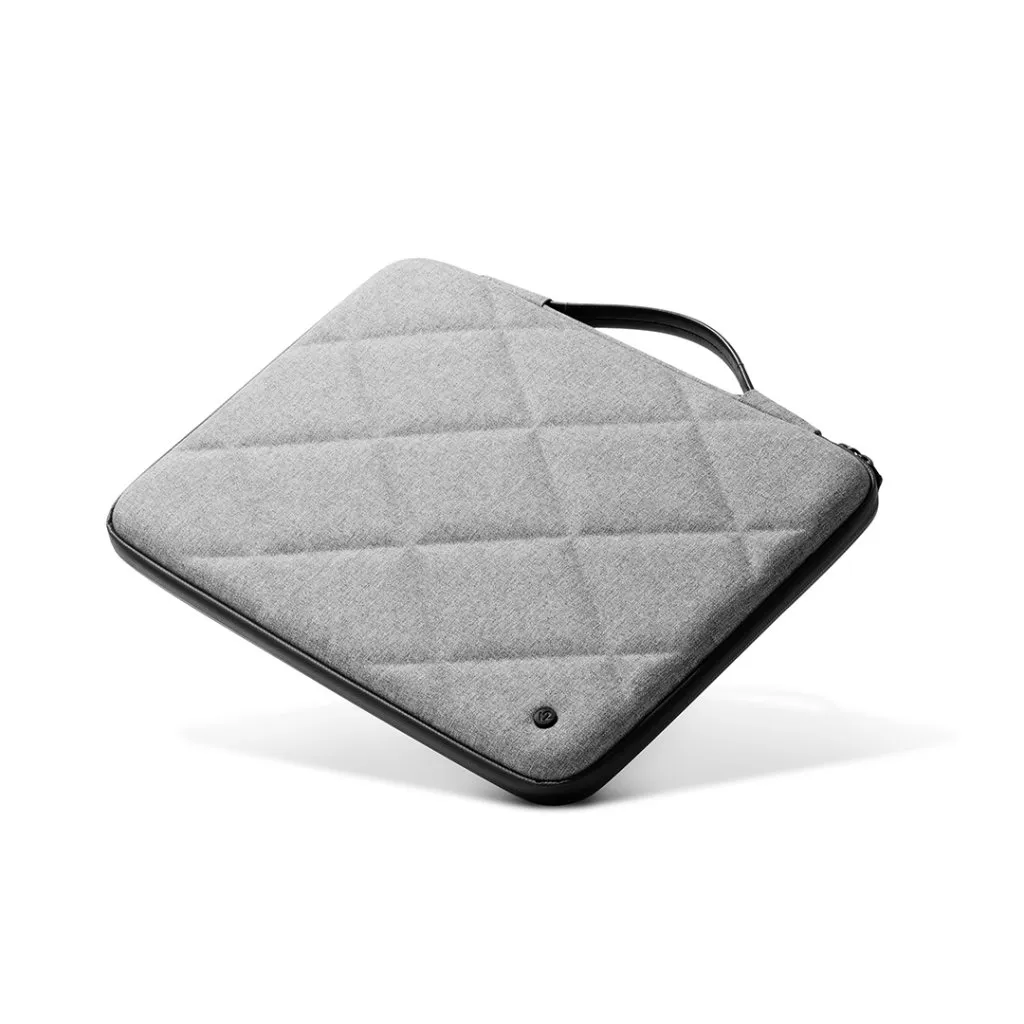 Twelve South SuitCase i quiltad premiumtextil för MacBook Pro/Air 13", med ett hårdskaligt skydd och ett läderhandtag.