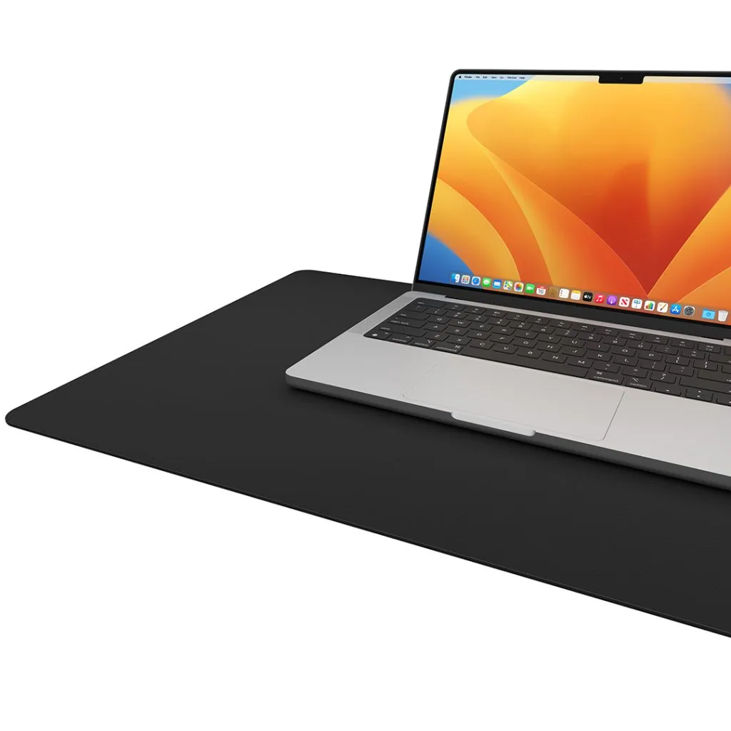 Svart Twelve South DeskPad tillverkad av lyxigt veganläder, med gott om plats för ett utökat tangentbord och pekdon.