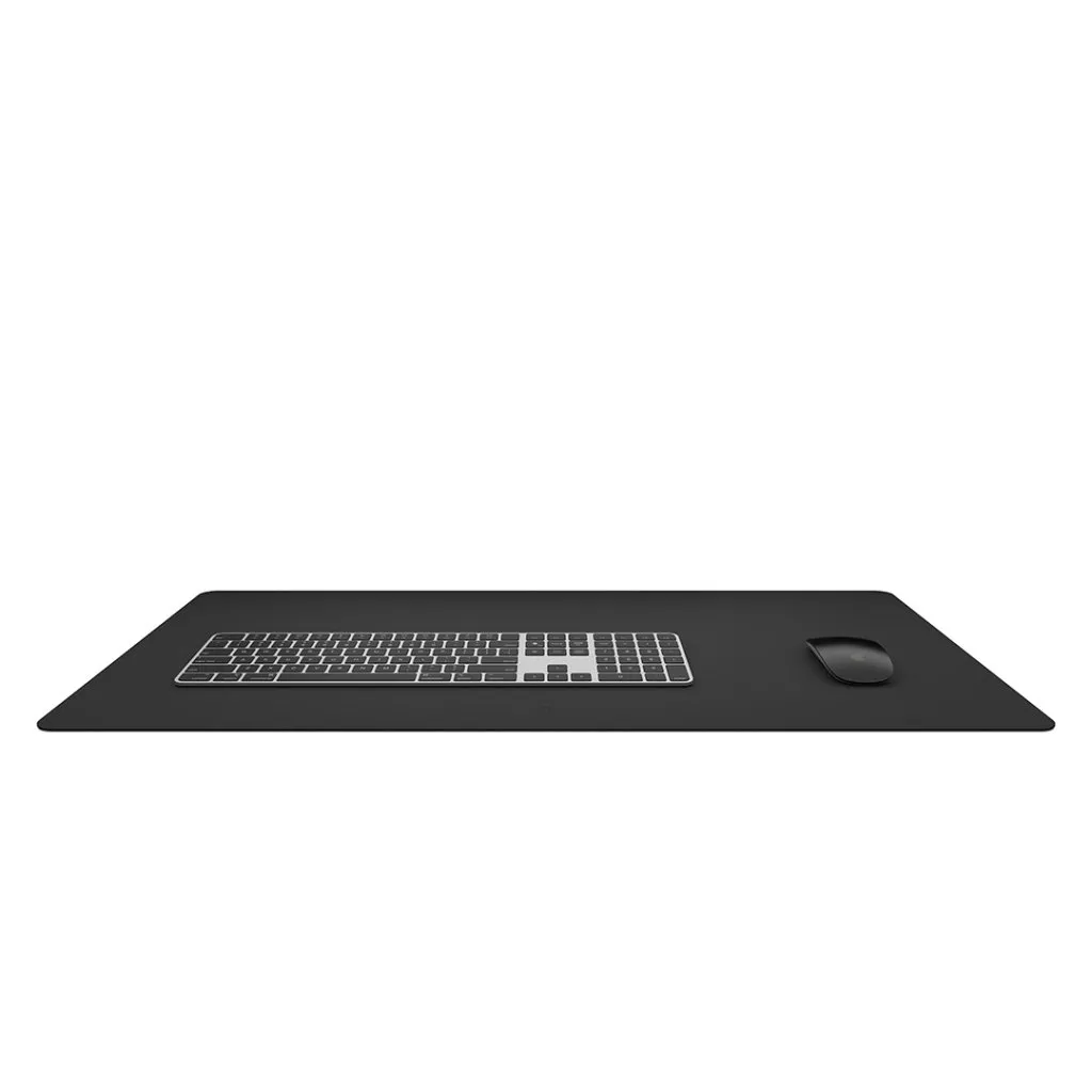 Svart Twelve South DeskPad, tillverkad av lyxigt veganläder, med utökat utrymme för tangentbord och mus för en bekväm arbetsyta.