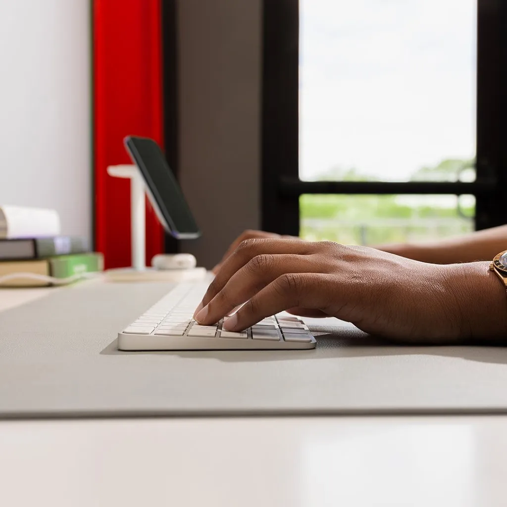 Lyxigt grått veganläder Twelve South DeskPad på en elegant modern arbetsyta med tangentbord och mus.