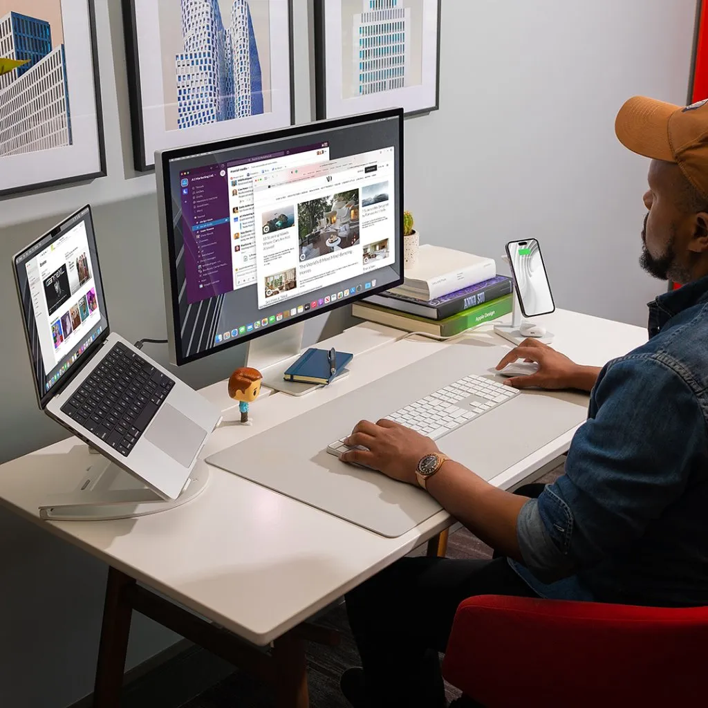 Grey Twelve South DeskPad på kontorsbordet, förhöjer arbetsplatsens stil och komfort med rymlig yta i veganläder för tangentbord och mus.