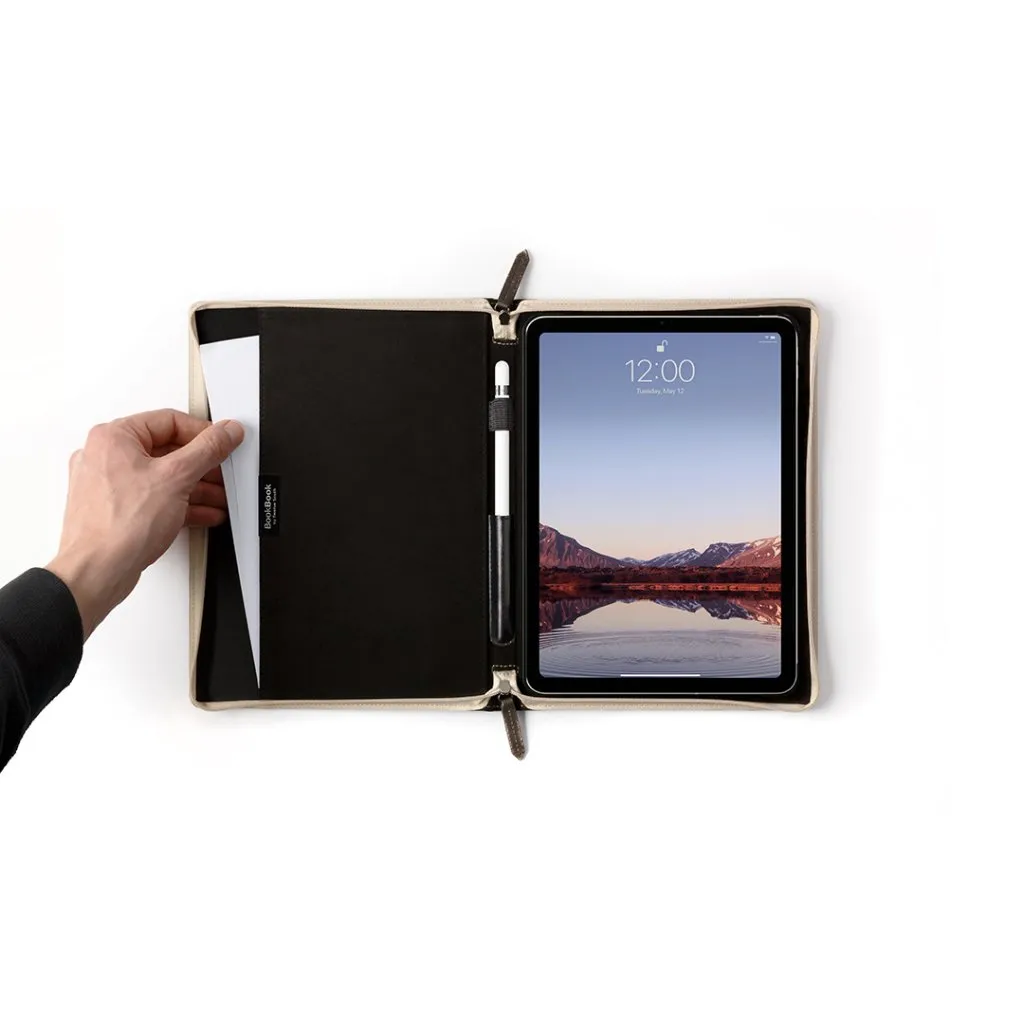 Twelve South BookBook handgjort fodral i äkta läder för iPad 10,9", med vintage bokdesign, förstärkta hörn och plats för tangentbord.