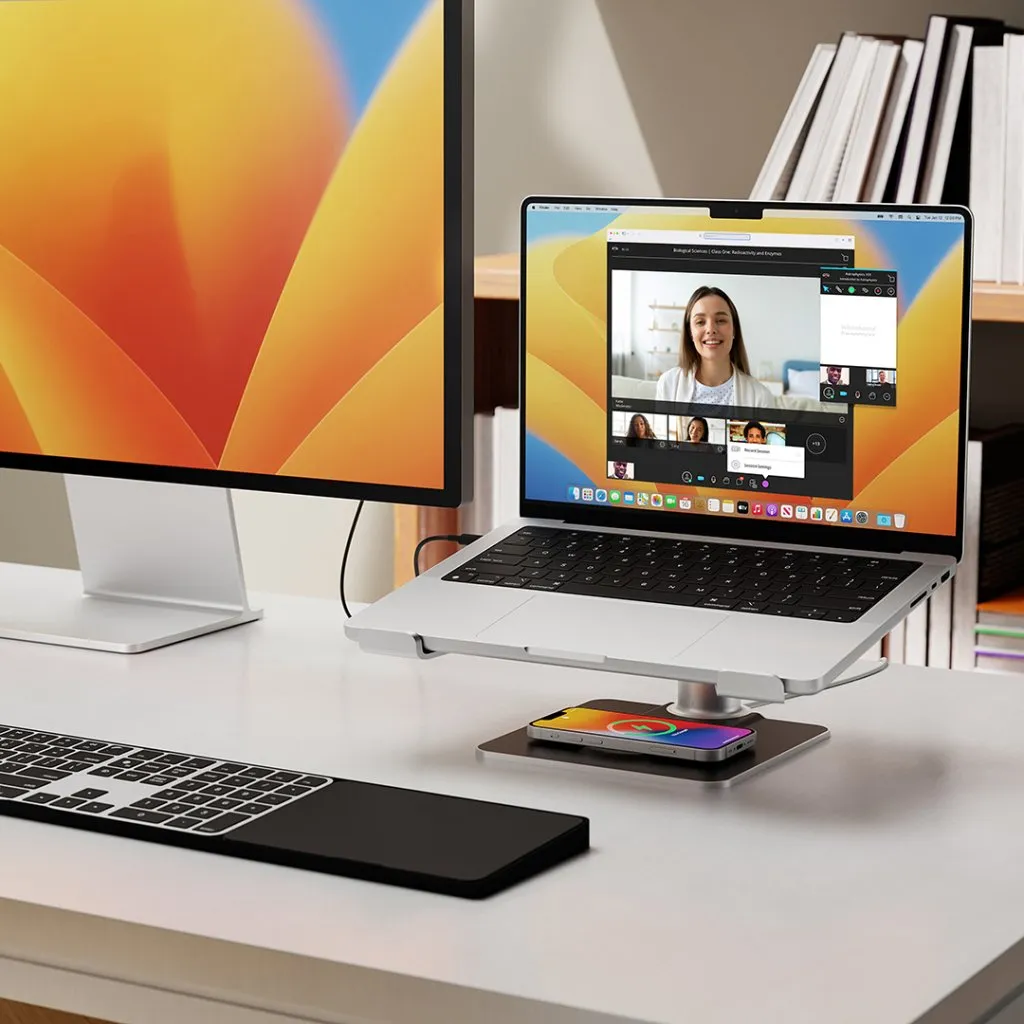 Elegant Twelve South HiRise Pro höjdjusterbart stativ för bärbar dator med stöd för en MacBook och förhöjd estetik på arbetsplatsen.