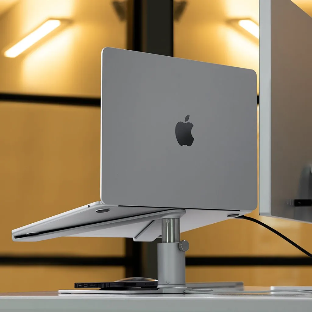 Förhöjd MacBook på det eleganta HiRise Pro-stativet Twelve South, vilket förbättrar arbetsytans estetik och ergonomi.