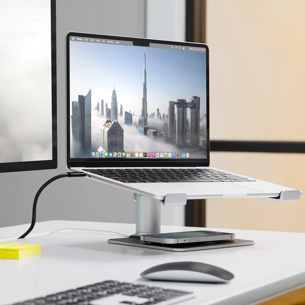Ett elegant Twelve South HiRise Pro MacBook-stativ, justerbart och ergonomiskt, som förbättrar videosamtal och arbetsytans estetik.