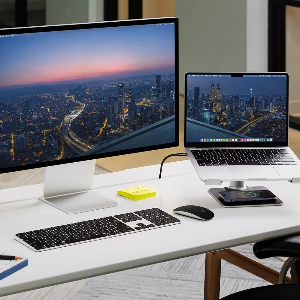 Elegant Twelve South HiRise Pro justerbart MacBook-stativ med inbyggt MagSafe-laddarhus för en elegant, ergonomisk arbetsyta.