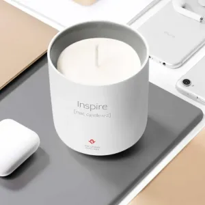 Twelve South Inspire Mac Candle nr. 2 i en hvit, Apple-inspirert keramikkbeholder på et stylet Apple-skrivebord