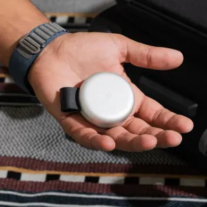 Twelve South Butterfly™ -matkalaturi hopeanvärisenä, kompakti MagSafe-laturi iPhonelle ja Apple Watchille