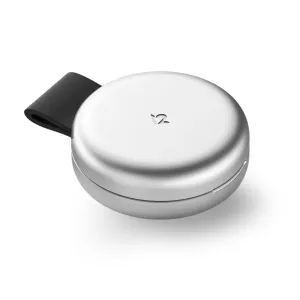 Twelve South Butterfly™ -matkalaturi hopeanvärisenä, kompakti pyöreä MagSafe-laturi mustalla hihnalla