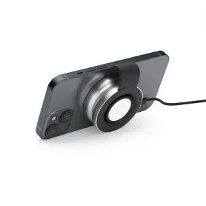 Twelve South Butterfly™ -matkalaturi kiinnitettynä iPhonen taakse MagSafe-latausta varten